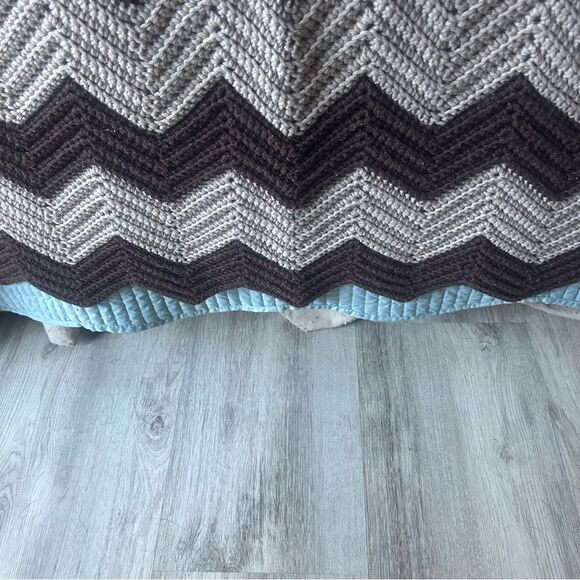 vintage 70s Brown and Cream Beige Chevron Afghan Blanket Throw Grandma - Picture 6 of 7